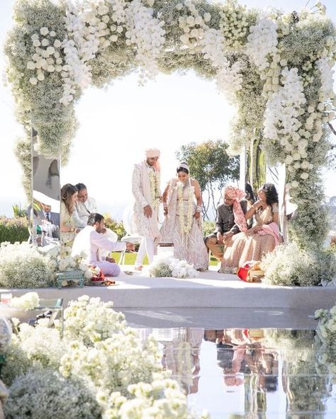 All White Indian Wedding, White Wedding Decorations Indian, Hindu Wedding Venue Ideas, White Theme Wedding Decor Indian, White Decor Indian Wedding, White Mandap Decor Indian, White Theme Indian Wedding, White And Green Mandap, White Floral Mandap