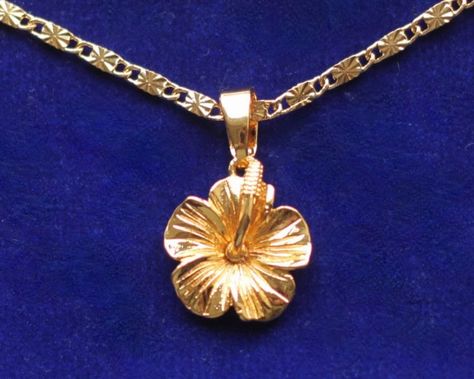 This pendant may be small but it is perfectly formed. Modelled in three dimensions from gold-coloured stainless steel, it measures 1.7cm (0.7 inches) across. The chain is also gold-coloured stainless steel and measures 45cm (17.5 inches). Gold Necklace Flower, Hibiscus Flower Necklace, Gold Flower Necklace, Quinceanera Jewelry, Gold Necklace Chain, Pretty Jewelry Necklaces, Gold Pendants, Necklaces Gold, Necklace Flower