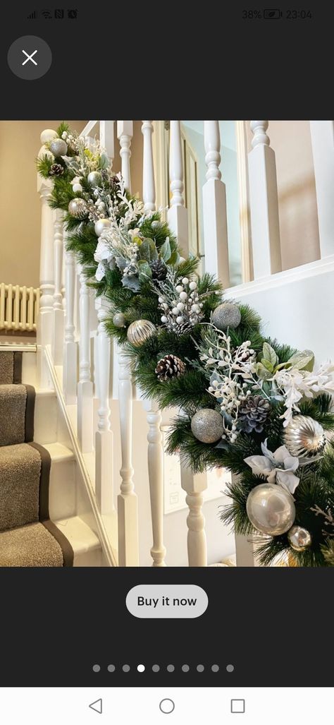 White Garland Christmas Decor, White Christmas Staircase Decor, Banister Garland Ideas, Stairs Decoration Christmas, Christmas Decoration For Stairs, Christmas Decor For Banisters, Christmas Silver Decorations, Christmas Decor On Stairs, Christmas Garland Staircase Banisters