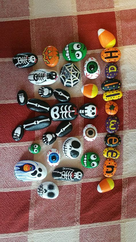 Halloween painted rocks Easy Diy Halloween Crafts For Adults, Halloween Stones Painting, Painted Rocks Halloween Ideas, Rock Painting Halloween Ideas, Stone Painting Halloween, River Rock Painting Ideas, School Rock Painting Ideas, Painted Rocks Halloween, Halloween Painted Rocks Ideas