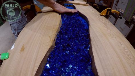 Diy River Table, Resin Tables With Wood Diy, Epoxy Bar Top Ideas, Diy Bar Top, River Rock Table, Epoxy Bar Top, Bar Top Ideas, Live Edge Bar Top, Bar Top Epoxy