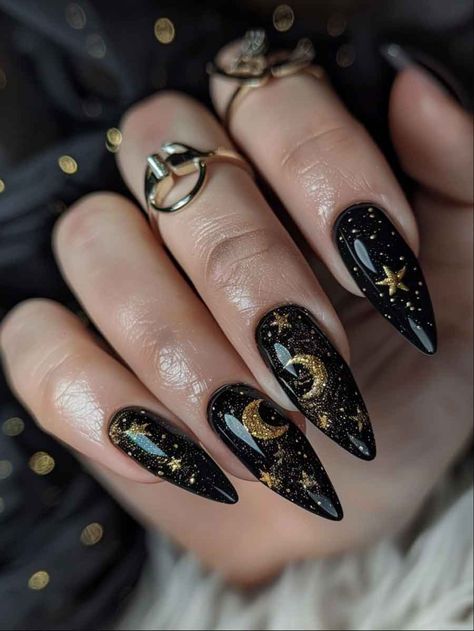 Gold and Black Nails Designs and Variations to Evoke Wealth and Sophistication - The Mood Guide Nail Art Design Black And Gold, Black And Gold Witchy Nails, Black And Gold Nails Aesthetic, Sophisticated Nail Designs Classy, Nails With Gold Jewellery, Gel X Black Nails, Gold Witchy Nails, Black Nails Gold Design, New Orleans Nail Ideas