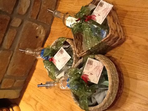 Cute teacher gifts or for co-workers!  Olive oil bottles, bread basket and kitchen towel. Olive Oil Gift Basket Ideas, Olive Oil Gift, Cute Teacher Gifts, Infused Olive Oil, Oil Gifts, Olive Oil Bottles, Old Trees, Gift Basket Ideas, Bread Basket