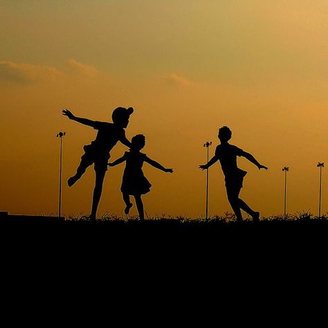 Silhouettes #photography #child Siloette Ideas Photography, Children Silhouettes, Silhouette People, Silhouette Photography, Fire Image, Silhouette Painting, Silhouette Photos, Happy Dance, Silhouette Art