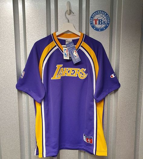 Lakers Fashion, Lakers Outfit, Baseball Jacket Outfit, Lakers Shirt, Basketball Uniforms Design, Lakers T Shirt, Sports Fashion Men, Cute Nike Outfits, West Los Angeles