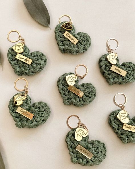 Chaveiros de coração para madrinhas de casamento. 💚 ——— TAGS: #lembrancinhas #croche Crochet Wedding Favours, Wedding Favours Thank You, Crochet Wedding, Wedding Gifts For Guests, Guest Gifts, Crochet Keychain, Planner Bullet Journal, Here Comes The Bride, Wedding Themes