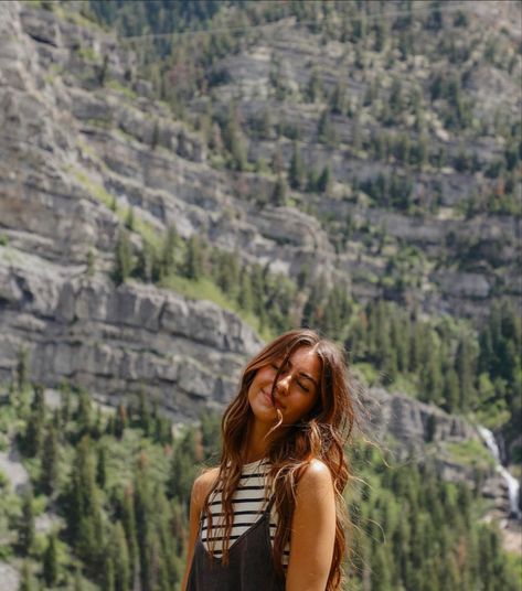 Nature Picture Poses, Mountain Senior Photos, Granola Senior Pictures, Senior Pictures Aesthetic, Mountain Senior Pictures, Mountains Photoshoot, Pretty Senior Pictures, Summer Photoshoot Ideas, Mountain Photoshoot