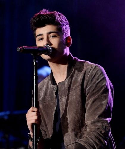 Zayn Malik Zayn Singing, Zayn One Direction, Zayn Malik Photos, Very Important Person, Zayn Malik Pics, Love Wallpapers Romantic, Staring At You, Sing To Me, 1d And 5sos