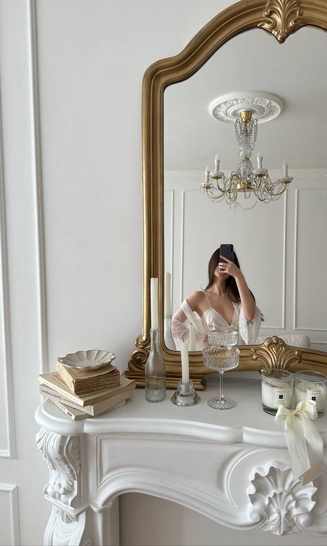 Princess Interior Design, Aesthetic Room Photos, Paris Chic Decor, Girly Room Decor Classy, Modern Vintage Room Ideas, Romantic Minimalist Bedroom, Small Apartment Decorating Luxury, Persian Room Decor, White Beauty Room