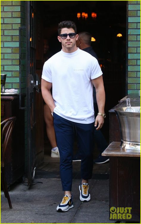 Joe Jonas And Sophie Turner, Lunch Photo, Kevin Jonas, Brighton Uk, Mens Casual Outfits Summer, Modern Clothing, Guys Clothing Styles, Causal Outfits, Joe Jonas