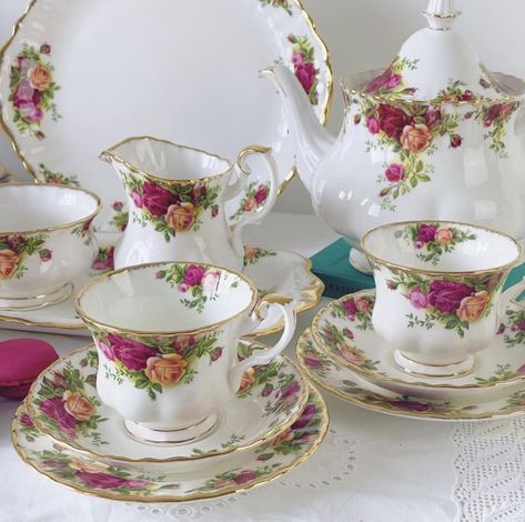 Royal Albert Old Country Roses 🌹 New arrivals: 🌹21 piece tea set with full size teapot and rectangular sandwich tray (first quality) - £160 🌹Dinnerwares to include 6 dinner plates, serving platter, two tier cake stand, gravy boat with stand and full size teapot (all first quality except the teapot) £135 🌹 #antiques #vintageteaset #teacuptuesday #afternoontea #royalalbert #englishchina #teacupcollectors #vintagechina #teacup #cabbagerose #teacupcollector #vintage #royalalbertchina Sandwich Tray, Country Rose, Two Tier Cake, Sandwich Trays, Royal Albert Old Country Roses, Royal Albert China, Old Country Roses, English China, Tea Sets Vintage