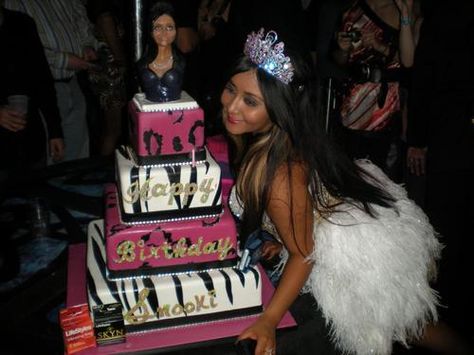 snooki's bday cake! Trashy Y2k Aesthetic, Snooki And Jwoww, Super Sweet 16, 2000s Icons, 2000s Party, Trashy Y2k, Jersey Shore, 2000s Fashion, New Yorker