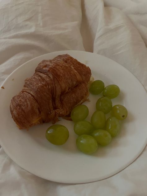 #croissants #breakfast #pinterest #grapes #breakfastideas Croissants Breakfast, Low Cal Breakfast, Low Cal, Breakfast In Bed, Grapes, Bed