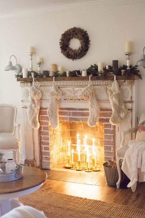 Farmhouse Christmas Living Room, Toronto Christmas, Farmhouse Fireplace Ideas, Rustic Farmhouse Fireplace, Rustic Farmhouse Christmas, Koti Diy, Farmhouse Living Room Decor Ideas, Rustic Farmhouse Living Room, نباتات منزلية