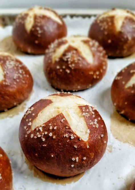 Pretzel Bun Recipe, Pretzel Roll Recipe, Rainbow Bread, Pretzel Buns, Homemade Pretzel, Pretzel Bread, Pretzel Rolls, Pretzel Bun, Homemade Pretzels