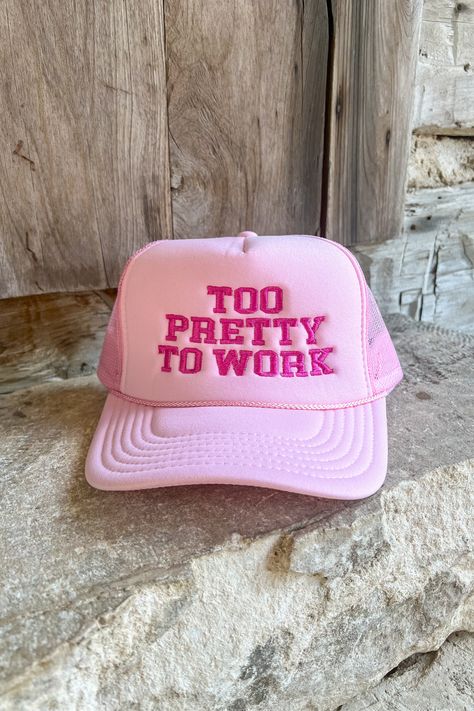 TOO PRETTY TO WORK TRUCKER HAT - THE MNRCH Funny Trucker Hats For Women, Dylan Core, Statement Hats, Hat Quotes, Gods Country, Funny Trucker Hat, Statement Hat, Hair Necklace, College Fits