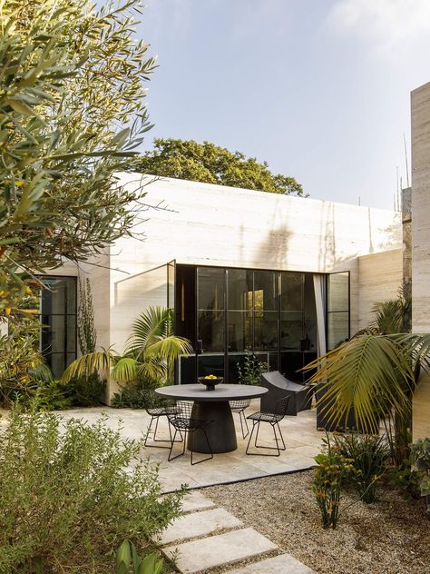 Outdoors Mediterranean Garden Courtyard, Louvre Window, Courtyard Plants, Modern Tropical House, Venice Beach California, California Garden, Willemstad, Casa Container, Casa Exterior