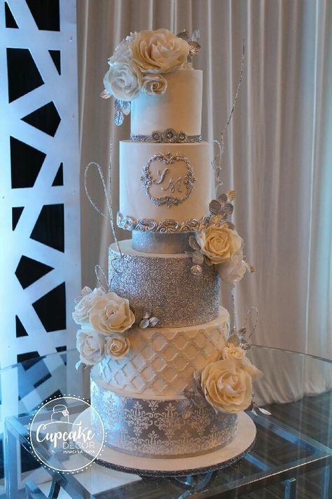 Wedding Cake Servings, Fondant Wedding Cakes, Winter Wedding Cake, White Wedding Cakes, Cover Girl, Cake Servings, Fondant Cakes, Winter Wedding, Diaper Cake