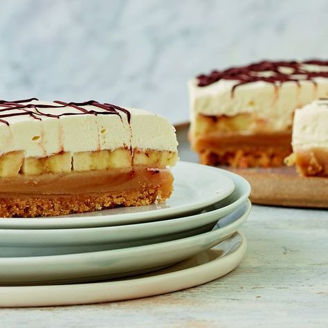 Mary Berry's ultimate recipe for Banoffee Pie, as seen on her BBC 1 series, Classic, will help you master this famous dessert combining flavours of banana, toffee and chocolate. Easy Banoffee Pie, Vegan Banoffee Pie, Banoffee Pie Recipe, Mary Berry Recipe, Famous Desserts, British Desserts, Banoffee Pie, British Baking, British Bake Off