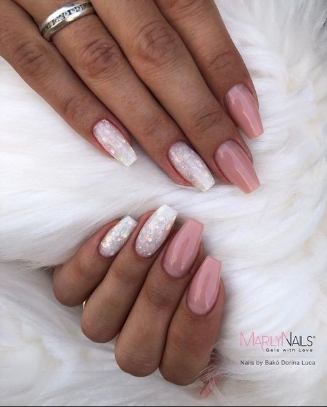 Summer Elegant Nails, Silver And Pink Nails, Pink White Nails, Unghie Sfumate, August Nails, Pink Glitter Nails, Subtle Nails, Nails Now, Simple Acrylic Nails