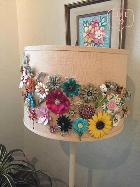 Brooch Display, Old Jewelry Crafts, Costume Jewelry Crafts, Vintage Jewelry Ideas, Lampshade Makeover, Vintage Jewelry Repurposed, Dekor Diy, Ideas Jewelry, Vintage Jewelry Crafts