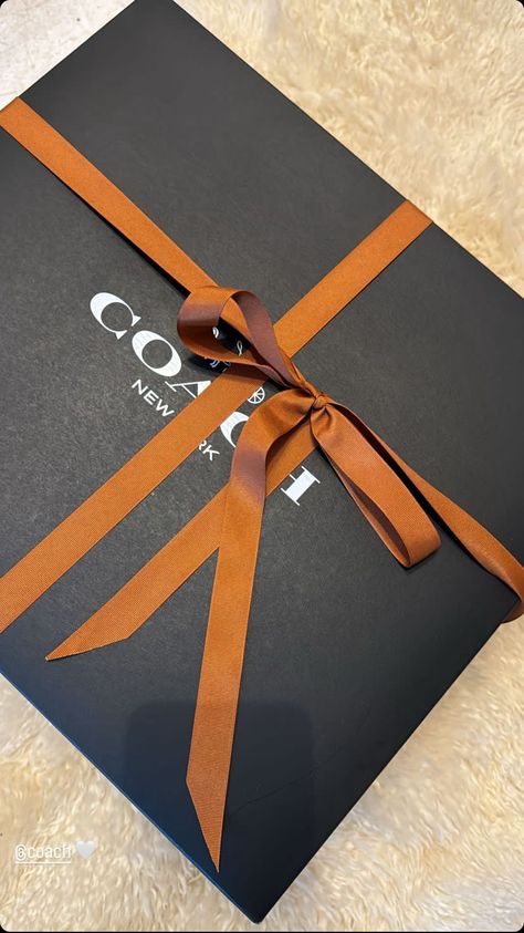 Coach bag unboxing aesthetic Coach Bag Unboxing, Coach Bags Aesthetic, Unboxing Aesthetic, Tas Coach, Workout Pictures, Bags Aesthetic, Coach Bag, Simple Pleasures, Lookbook Outfits