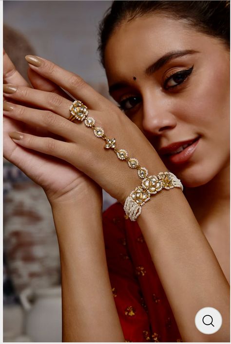 Ring Bracelet Chain Gold Indian, Hath Phool Designs In Gold, Hath Phool Bridal, Hathphool Design, Hathphool Gold, Pooh Wedding, Indian Hand Jewelry, Gold Neckles, Hand Bracelet With Ring