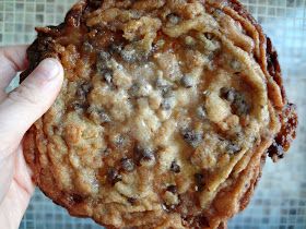 Momofuku's Cornflake Chocolate Chip Marshmallow Cookies Cornflake Chocolate, Chocolate Chip Marshmallow, Chocolate Chip Marshmallow Cookies, Marshmallow Cookies, Think Food, Köstliche Desserts, Yummy Sweets, How Sweet Eats, Chocolate Chip Cookie