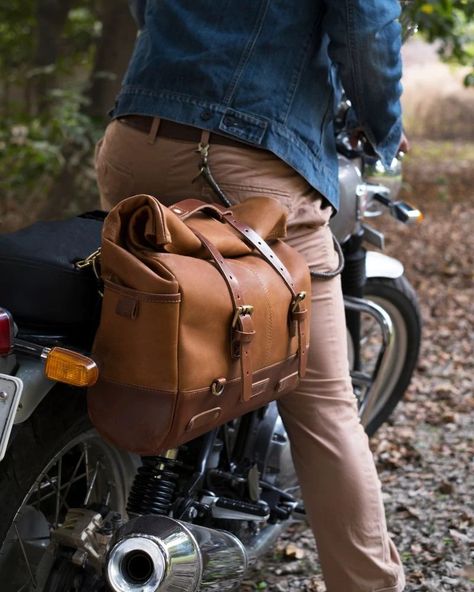 Leather Motorcycle Saddlebags, Bike Decals, Old School Design, Moto Scrambler, Diy Motorcycle, Motorcycle Saddlebags, The Outlaw, Biker Gear, Bike Ideas