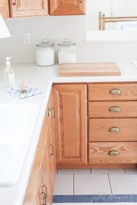 Updating a Kitchen with Oak Cabinets {Without Painting Them} Dated Kitchen, Update Kitchen Cabinets, Honey Oak Cabinets, 70s Kitchen, Budget Kitchen Remodel, Update Cabinets, Apartment Decorating On A Budget, Oak Kitchen Cabinets, Honey Oak