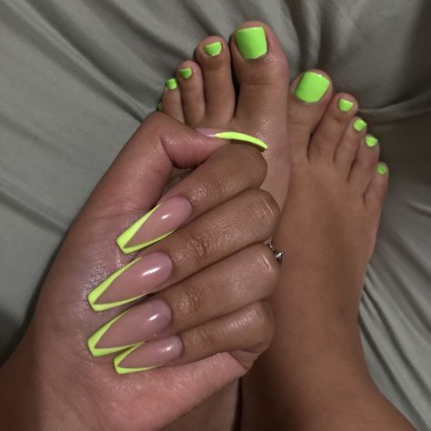 Nail Ideas Lime Green, Lime Green Coffin Acrylic Nails, Green Toes Black Women, Lime Green Pedicure, Neon Green Toes, Nail Designs Lime Green, Lime Green Nails Short, Lime Green Acrylic Nails, Lime Green Nail Designs