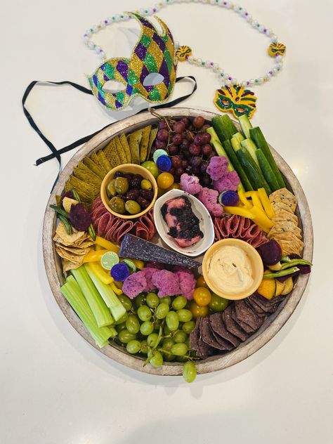 Build a Mardi Gras Charcuterie Board to get the party started!  #mardigras #mardigrasfood #charcuterieboard #mardigrasparty #food #recipe Cajun Charcuterie Board Ideas, Cajun Charcuterie Board, Mardi Gras Charcuterie Board Ideas, New Orleans Charcuterie Board, Mardi Gras Charcuterie Board, Diy Mardi Gras Decorations, Gold Charcuterie Board, Fasting For Lent, Cajun Party