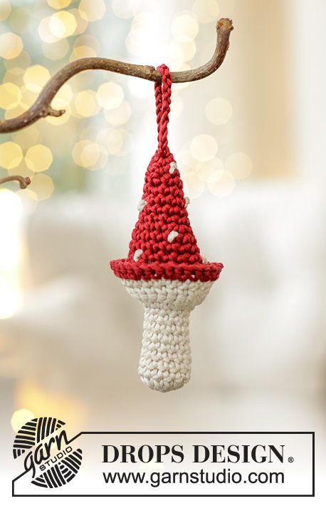 Lucky Mushrooms / DROPS Extra 0-1610 - Free crochet pattern Crochet Decorations, Mushroom Ornaments, Crochet Christmas Ornaments Free, Quick Crochet Projects, Tiny Crochet, Leftover Yarn, Easy Christmas Ornaments, Crochet Mushroom, Amazing Crochet