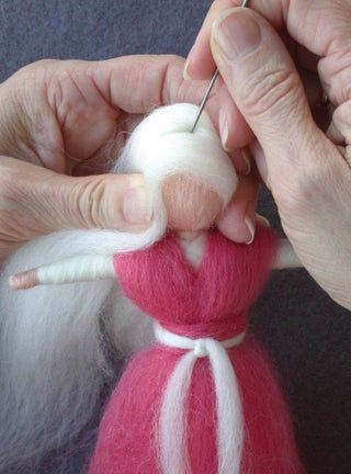 Felt Doll Tutorial, Tovad Ull, Christmas Angel Crafts, Rainbow Fairy, Needle Felting Tutorial, Felt Craft Projects, Diy Wool, Wet Felting Projects, Wool Dolls