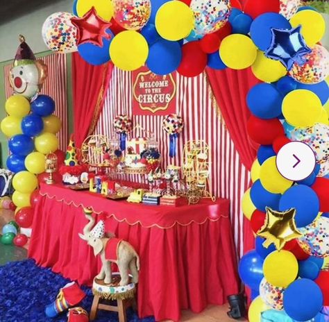 Carnival Balloon Arch, Blue And Red Balloons, Carnival Birthday Party Decorations, Circus Theme Party Decorations, Arch Balloon Garland, Party Ballons, Carnival Night, Circus Party Decorations, Circus Birthday Party Theme