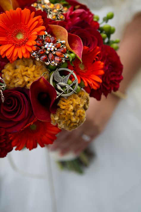 My future bouquet. #HungerGames #CatchingFire #Mockingjay Hunger games wedding Hunger Games Wedding Theme, Hunger Games Homecoming Theme, Hunger Games Themed Wedding, Katniss Flower, Hunger Games Themed Cocktails, Hunger Games Decorations, Hunger Games Wedding, Fandom Wedding, Hunger Games Theme