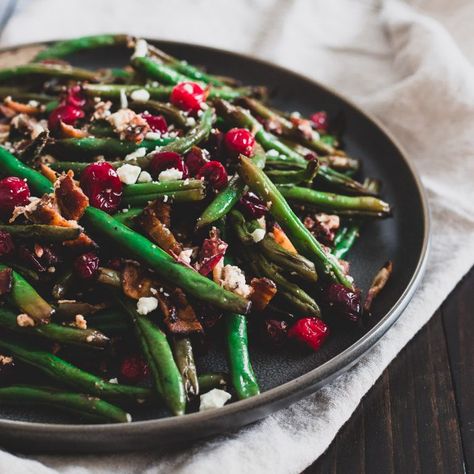 Yankee Recipes, Green Beans With Cranberries, Thanksgiving Green Beans, Fresh Cranberry Recipes, Food Sides, Green Beans Side Dish, Thanksgiving Side Dishes Easy, Friendsgiving Food, Green Beans With Bacon