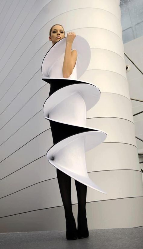 <3 Architecture In Fashion, Shape In Fashion, Bauhaus Fashion, Fashion Design Inspiration Board, Wearable Architecture, Structured Fashion, Architectural Fashion, Zero Waste Fashion, Origami Fashion