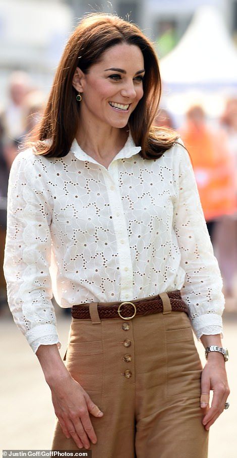 The Duchess of Cambridge donned a £255 lace blouse from M.i.h for the outing to the Royal ... #katemiddleton Broderie Anglaise Blouse Outfit, White Blouses Outfits, Kate Middleton Blouse, White Lace Blouse Outfit, Cute Lace Tops, Eyelet Top Outfit, Lace Blouse Outfit, Kate Middleton New Hair, White Blouse Outfit