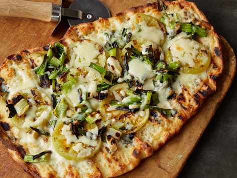 Green Tomato and Cheddar Pizza Cheddar Pizza, Green Tomato Pie, Spicy Ranch Dressing, Pickled Green Tomatoes, Tomato Pizza, Tomatoes Recipes, Green Tomato Recipes, Tomato Recipe, Fried Tomatoes