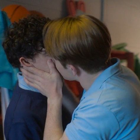 Nick Nelson And Charlie Spring Kissing, Heartstopper Nick And Charlie Kiss, Nick And Charlie Kiss, Charlie And Nick Heartstopper, Heartstopper Kiss, Nick Nelson And Charlie Spring, Heartstopper Nick Nelson, Heartstopper Charlie, Charlie And Nick