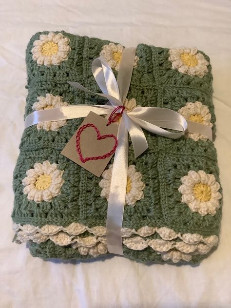 Crochet Blanket For Boyfriend, Cottagecore Crochet Blanket, Embroider Blanket, Crochet Blanket Aesthetic, Daisy Crochet Granny Square, Small Crochet Gift Ideas, Crochet Picnic Blanket, Crochet Daisy Blanket, Crochet Spike Stitch