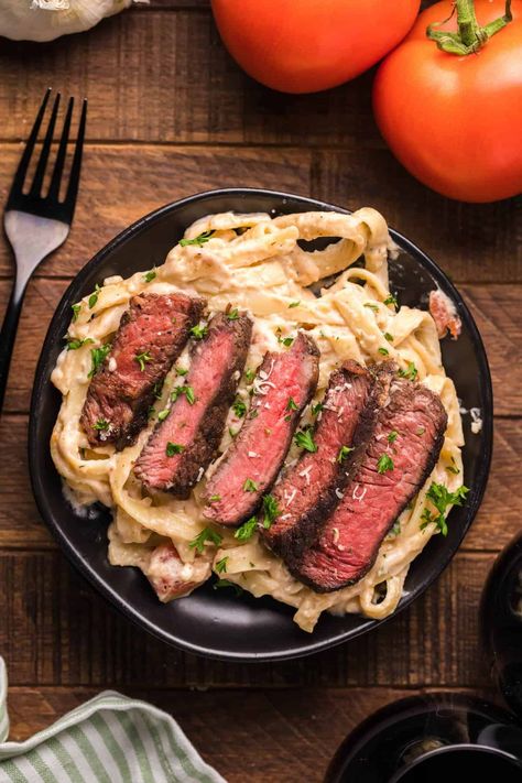 Olive Garden Steak Gorgonzola Recipe Alfredo Sauce, Meat Meals Dinner Tonight, Ribeye Steak Pasta, Beef Fillet Pasta, Meal With Steak, Creamy Fettuccine Alfredo, Gorgonzola Alfredo Sauce, Pasta Wedding Dinner, Flank Steak Pasta