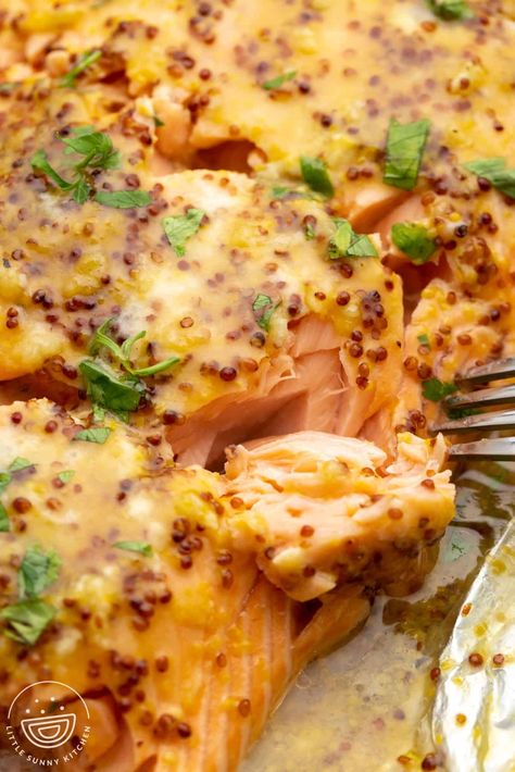 Make this delicious Honey Mustard Salmon in just 20 minutes! It's seasoned, wrapped in foil, and either baked or grilled to perfection! Whole Grain Mustard Salmon, Salmon On The Grill In Foil, Salmon Packet Recipes, Butter Sweet Potatoes, Mango Salmon, Salmon Foil Packets, Salmon Recipes Baked Healthy, Honey Mustard Salmon, Salmon In Foil