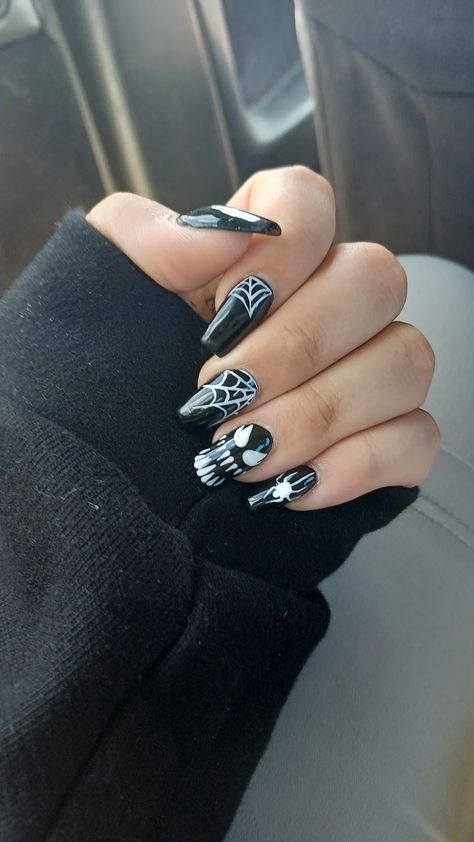 Black and white venom spiderman nail ideas Venom Nails, White Venom, Marvel Nails, Halloween Nail Designs, Halloween Nail, A Goddess, Purple Aesthetic, Body Image, Black Nails