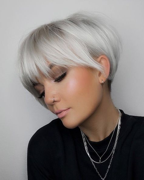 Metallic White Long Pixie with Full Bangs Long Pixie Bob, Haircuts Undercut, Short Pixie Bob, Kort Bob, Pixie Bob Hairstyles, Wavy Pixie, Short White Hair, Longer Pixie Haircut, Messy Pixie