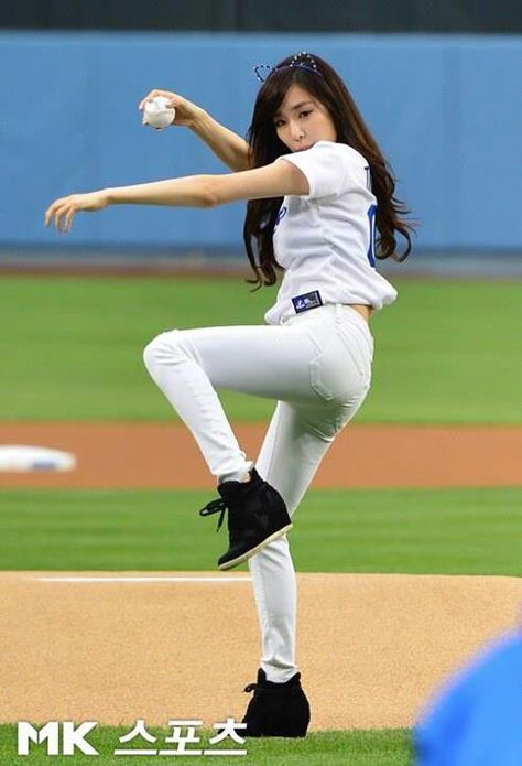 Tiffy Tiffany Girls, Tiffany Hwang, Baseball Girls, Action Poses, Play Ball, Pose Reference Photo, Art Poses, Los Angeles Dodgers, Sport Girl