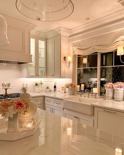 Beautiful Kitchen Aesthetic, Feminine Kitchen Aesthetic, Cute Modern Kitchen Ideas, Big Suburban House Interior, Decor Home Kitchen, Elegant Apartment Kitchen, Luxury Apartment Aesthetic Kitchen, Nice Houses Interior Kitchens, Kitchen Home Ideas