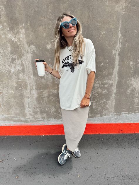 Our favorite tee of the season! Runs true to size. Size up if you want an oversized fit like photos. Laura is 5’4” tall and wearing a Large Oversized Tee Outfit, Tee Shirt Outfit, Look Boho Chic, Eagle Tee, Perfect White Tee, Outfits Verano, Tee Outfit, Mode Style, Moda Casual