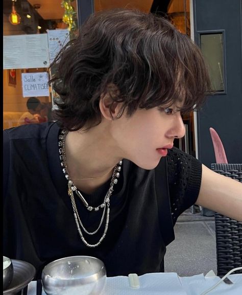 Asian Man Wolf Cut, Wolfcut Perm Men, Korean Wolfcut Men, Gojo Haircut, Taehyung Haircut, Short Bangs Mullet, Asian Wolfcut, Perm Hairstyles Men, Wavy Hair Male